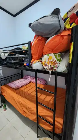 Bed bertingkat besi