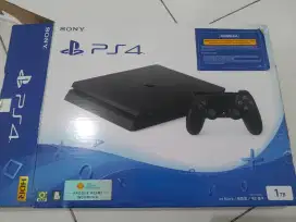 PS 4 slim 1TB like new