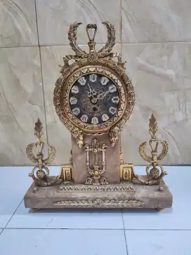 Jam meja eropa bahan kuningan dan marmer