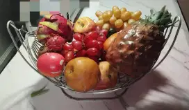 Keranjang dan Buah Sintetis