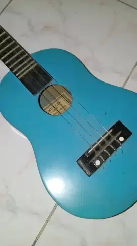 Ukulele Biru Menyala