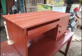 Meja komputer pendek
