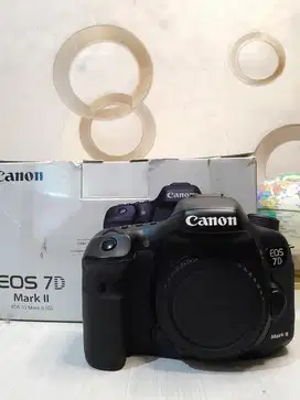 Camera canon eos 7d mark 2 like new (sport photography)