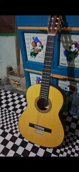 Di jual Gitar Yamaha Nilon