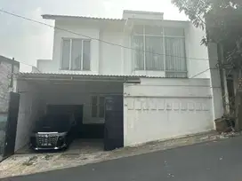 Dijual rumah modern di tepi jalan Agung Raya