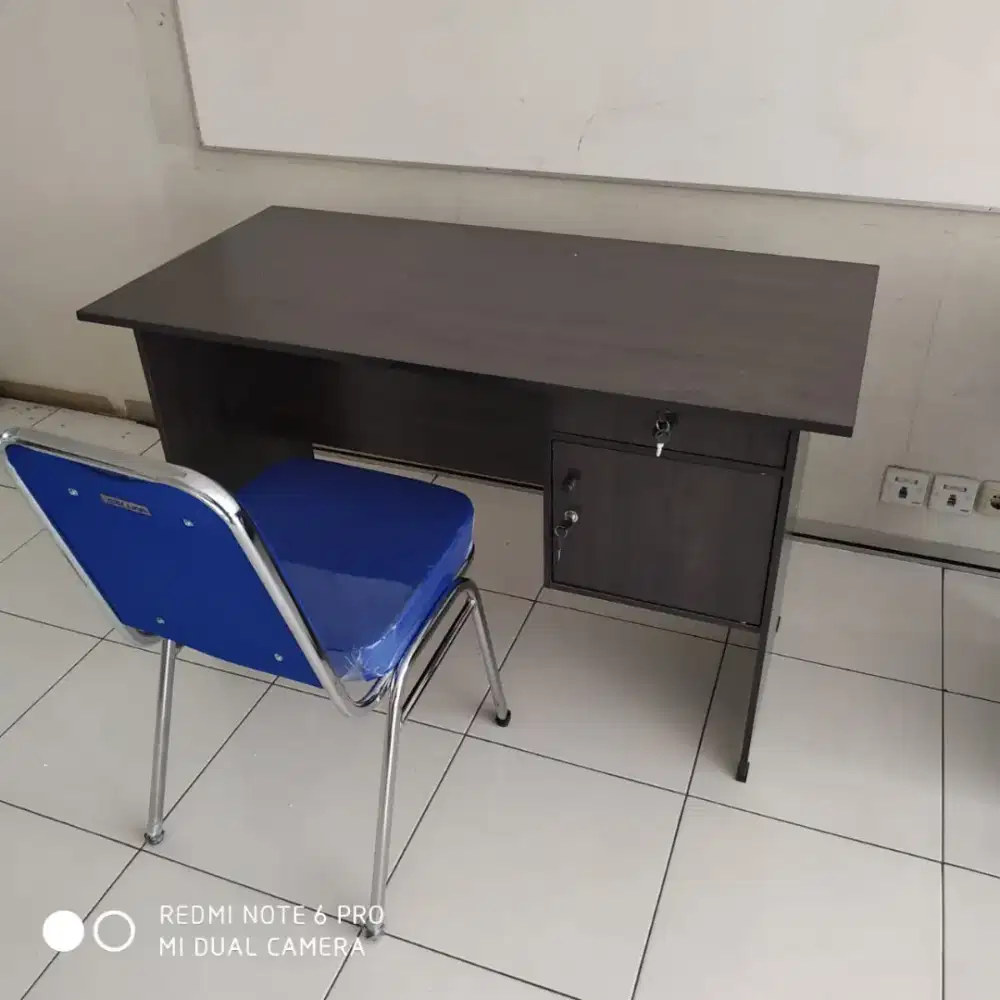 1 Set Meja Tulis + Kursi