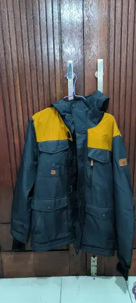 Dijual jaket Quicksilver, George, Dan Humblezing  size L