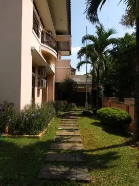 Dijual rumah siap huni plus swimming pool di Raffless