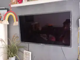 Smart TV LG 32 inch, mulus, frame masih diplastik, dan ada dus