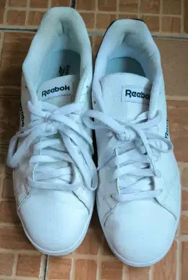 Sepatu sneaker kets Reebok UK 42