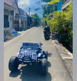 Mobil Aki Maina Anak Unikid Rubicon Police Monster Truck Ban Karet