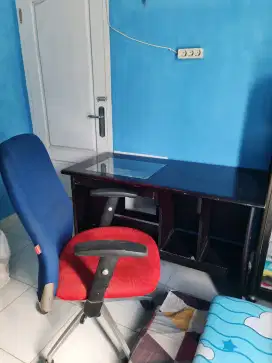 Meja dan kursi Kantor