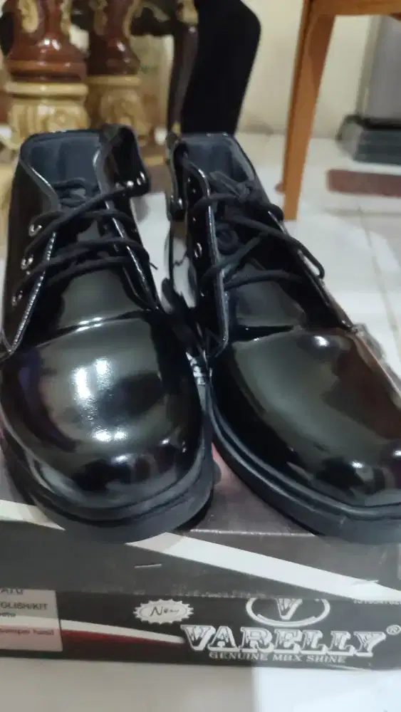 Sepatu bahan premium mengkilap uk 42 produk asli Indonesia