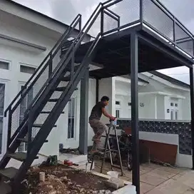 mezanin luar dengan tangga cat warna hitam
