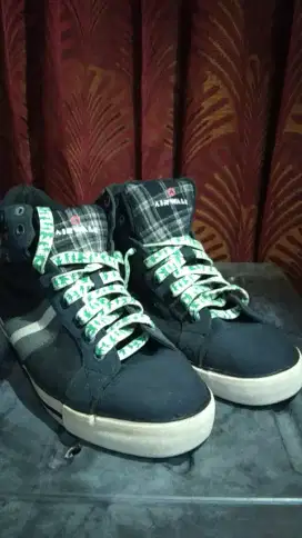 Sepatu 44 airwalk ori siap pakai nego cod rungkut ok gan