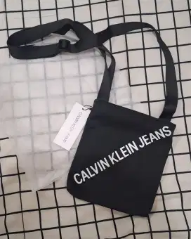 Tas Selempang Calvin Klein Jeans Unisex Original Black