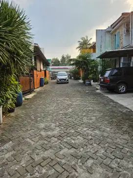 JUAL CEPAT rumah bagus dan terawat posisi strategis semifurnish