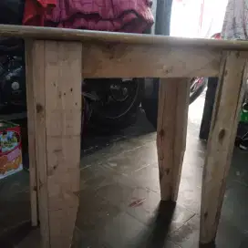 Meja kayu simpel kokoh
