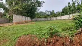 Tanah datar siap bangun berpagar panel beton