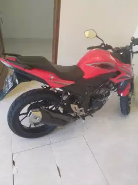 jual motor cb 150 r dr baru    km 4 ribuan jarang di pake