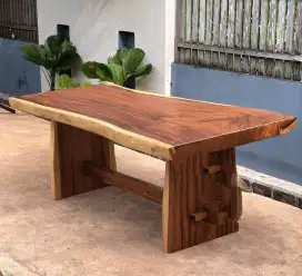 Meja makan solid