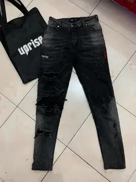 CELANA MERK UPRISE