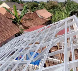 Bongkar pasang atap kayu diganti dengan atap baja ringan dan genteng