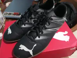 PUMA Sepatu Futsal ATTACANTO IT Football Black-Silver Mist