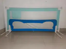 Pembatas tempat tidur anak