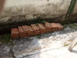 Genteng yang terbuat dari tanah liat.