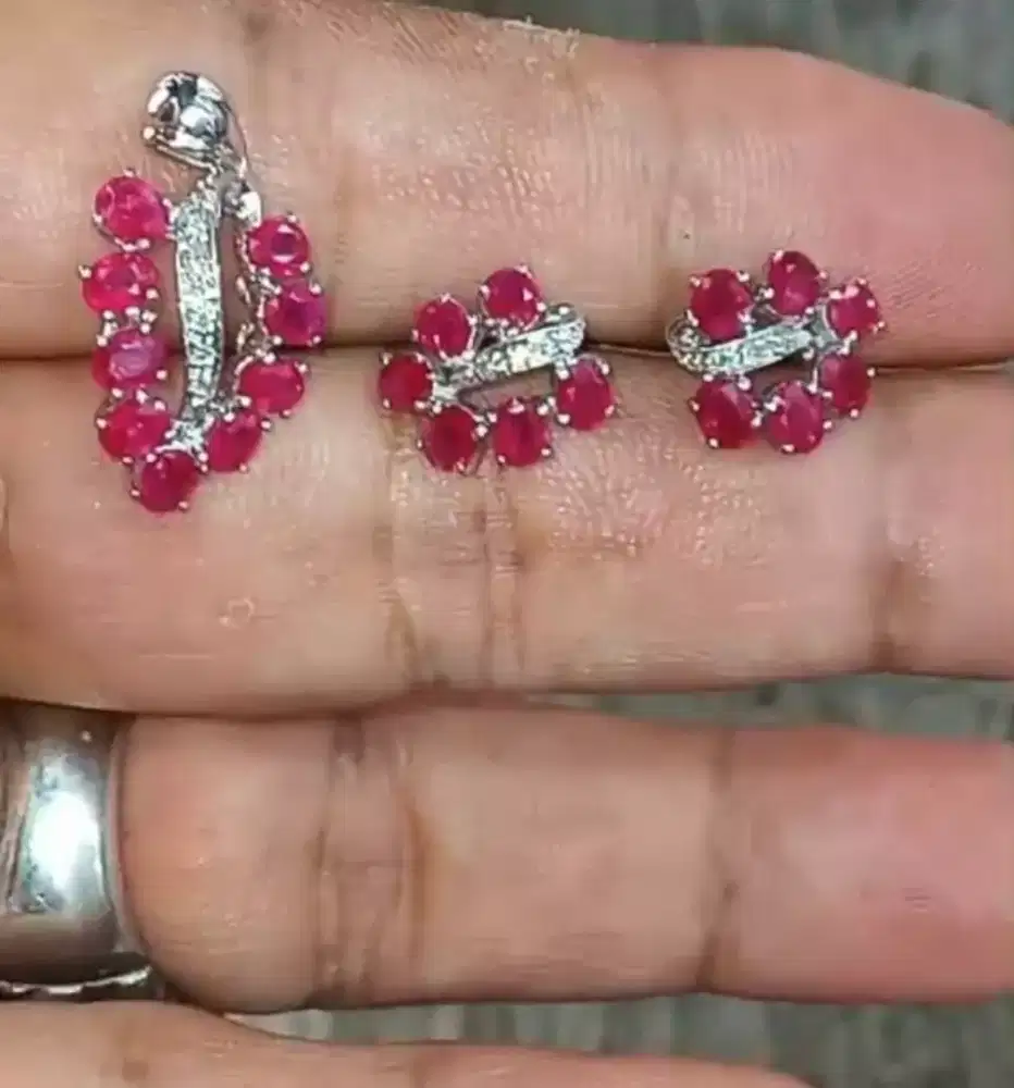 Liontin Ruby Burma Ikatan Gold Diamond