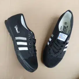 Sepatu Badminton Sekolah Kerja Kodachi 8111 Hitam Black ORIGINAL