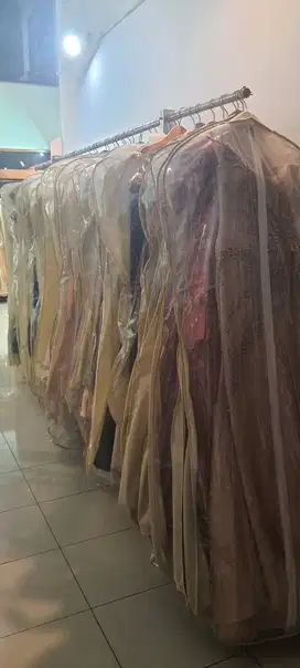 dijual semua gaun bekas usaha bridal beserta perlengkapannya