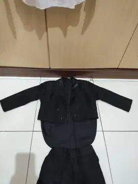 Di jual sepasang Tuxedo anak ukuran 5