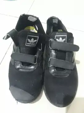Di jual sepatu sekolah untuk  umur 5  sampe  11  tahun.