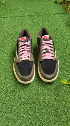 Sepatu Travis Scott x Air Jordan 1 Low Mocca