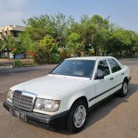 Mercedes Benz W124 1988 E200 5 MT Stay classy