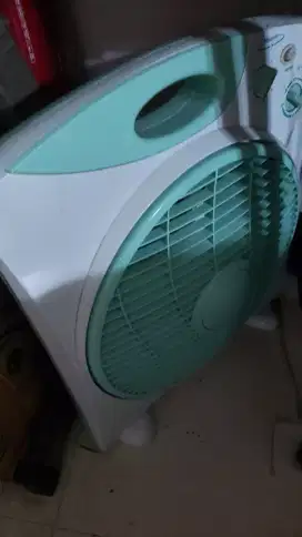 Uniqlo kipas duduk mini cooler fan