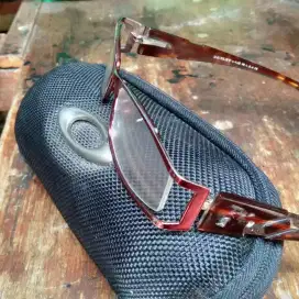 Kacamata baca merk Oakley