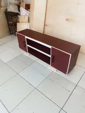 meja TV sederhana ukuran 120 cm .