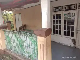 Dijual cepat tanah beserta 2 bangunan rumah. Harga nego tipis