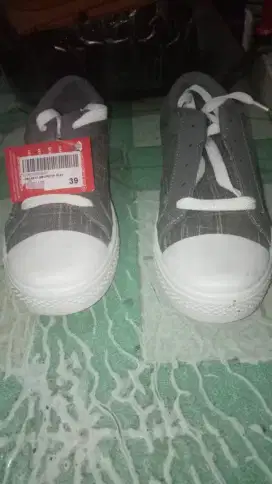sepatu merk New era