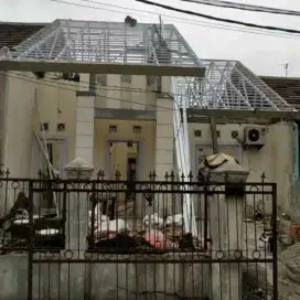 Renovasi atap kayu diganti dengan atap baja ringan dan genteng metal