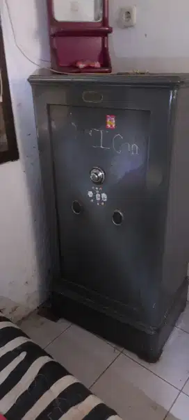 LEMARI BESI MEREK FICHET