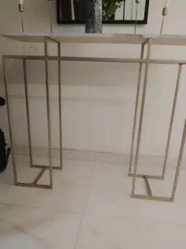 Meja sudut besi,cocok untuk ruang tamu anda
