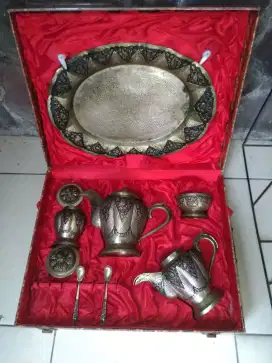 Pajangan dan perabot bahan Kuningan antik