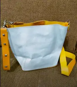 Tas miniso warna kuning