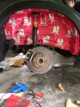 Peredam panas dan suara bagian roda mobil