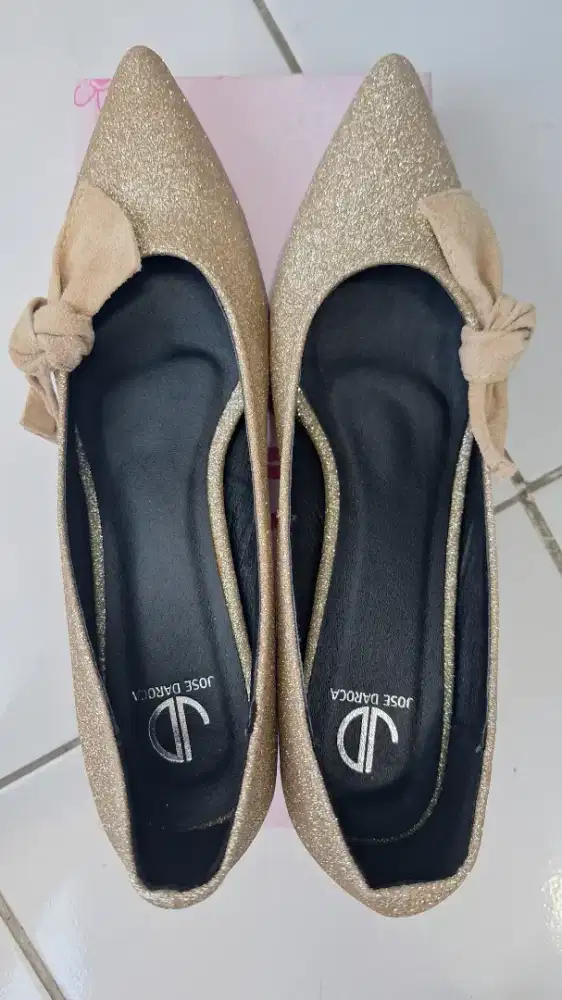 Sepatu pesta gold