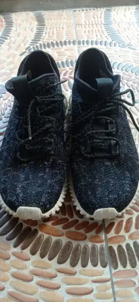 sepatu Adidas hitam